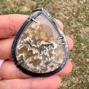 Agate pendant made by Olga Sitnik